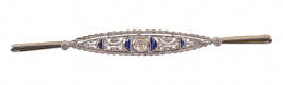 265.   Broche barra Art-Decó con un brillante central rodeado por cuatro zafiros y diamantes en forma ojival
