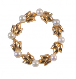 134.  Broche circular en forma de guirnalda con perlitas alternas con hojas