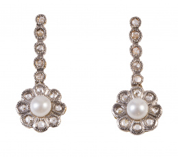 128.   Pendientes largos de diamantes con rosetón con centro de perla, que pende de línea de chatones 