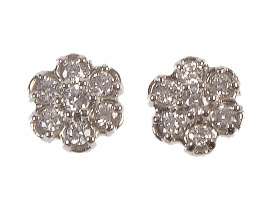 246.  Pendientes en forma de rosetón formado por 7 brillantes