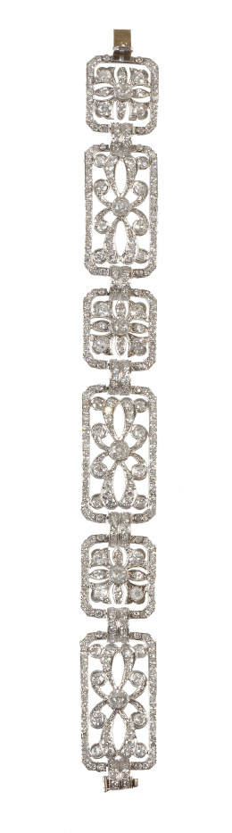 285.  Brazalete estilo Art-Decó de platino y brillantes, con diseño de piezas geométricas articuladas que enmarcan motivos florales