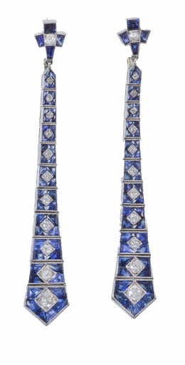 322.  Pendientes largos Art-Decó de zafiros y brillantes en diseño articulado a modo de corbata
