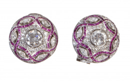 305.  Pendientes semiesféricos Art-Decó, con brillantes centrales entre cintas entrelazadas de rubíes calibrados y pavé de brillantes