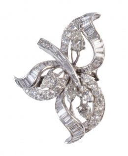 306.  Original sortija en forma de gran flor años cincuenta, con brillantes y baguettes que forman tres pétalos rodeando diamantes talla perilla