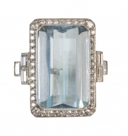 326.  Sortija Art-Decó con gran aguamarina de 30 ct orlada de brillantes