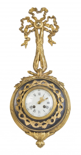 956.  Reloj de pared de estilo Luis XVI de bronce dorado y metal pintado de verde.Francia, ffs. del S. XIX.