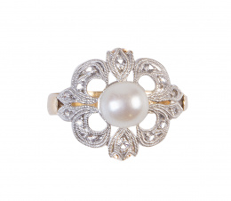 129.   Sortija flor, con perla central y pétalos con zafiros blancos