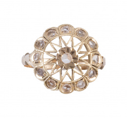 60.   Sortija  flor, con perla central y pétalos con zafiros blancos