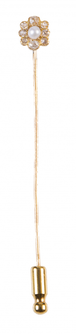 103.  Alfiler de corbata años 30 en forma de flor con perla central y brillantitos en pétalos