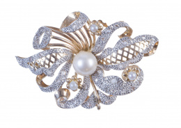 235.  Broche años 30 con perla central y pétalos con diamantes