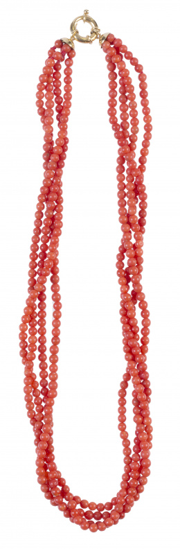 198.  Collar con cuatro hilos de cuentas de coral mediterráneo