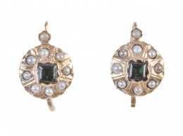 12.  Pendientes de pp. S XX con rosetón de perlas rodeando símil esmeralda, con perla superior
