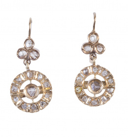 21.  Pendientes largos de pp. S XX con diamantes, en diseño de rosetón que pende de trébol superior
