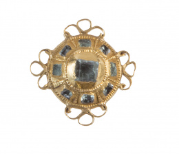 9.  Colgante popular de botón de esmeraldas con marco de filigrana S. XVIII-XIX 