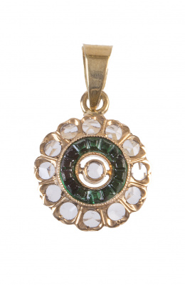 57.  Colgante circular de pp. S. XX ojo de perdiz, con símil esmeraldas y zafiros blancos 
