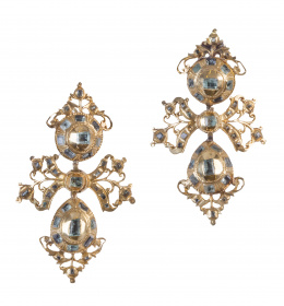 2.  Pendientes largos populares S. XVIII-XIX de esmeraldas con diseño de botón, lazo y perilla