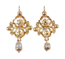 86.  Pendientes largos populares S. XIX con dos diamantes y perla fina colgante, en diseño de formas vegetales
