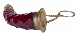 1002.  Perfumero con forma de cuerno de cristal rojo tallado de forma romboidal, montado en metal.Trabajo francés, S. XIX.