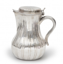 960.  Cafetera con tapa de metal plateado, de decoración estriada.Francia, pp. del S. XX.