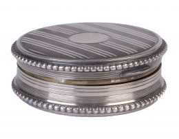 989.  Pastillero en plata de decoración rayada, interior vermeille, pp. del S. XX.