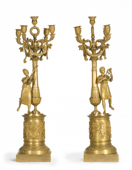 1218.  Pareja de candelabros de cinco brazos de luz de bronce dorado.Trabajo francés, primer cuarto del S. XIX..