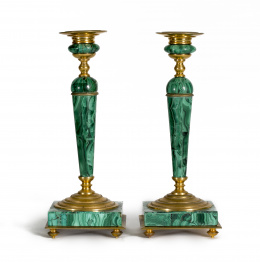 1273.  Pareja de candeleros, estilo neoclásico de malaquita y bronce.Trabajo francés, primer cuarto del S. XIX..