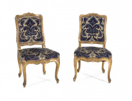 998.  Pareja de sillas a la reina Luis XV, en madera tallada y dorada con tapicería de época atribuidas a J.B. Tilliard.Francia, h. 1760.