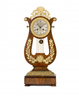 510.  Reloj de sobremesa Carlos X en forma de lira en madera de caoba con aplicaciones de bronce cincelado y dorado.Francia, c. 1840