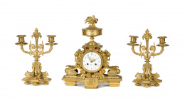 823.  Guarnición estilo Luis XV formada por reloj y candelabros en bronce dorado.Francia, tercer cuarto del S. XIX