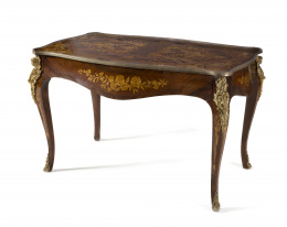 1378.  Bureau plat  estilo Napoleón III en madera de palo de rosa y marquetería de maderas finas con aplicaciones de bronce dorado.Francia, S. XX
