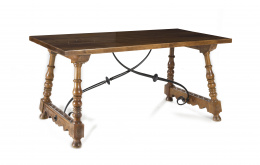 865.  Mesa de comedor siguiendo modelos del S. XVII, en madera de haya tallada y torneada con fiadores de hierro.S. XX.
