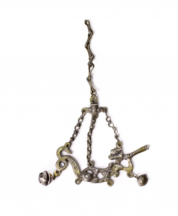 990.  Sonajero o cascabelero de plata, con restos de dorado, con forma de sirena. Con marcas.Trabajo castellano, h, 1782..