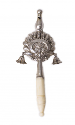 502.  Silbato - Sonajero de plata en su color y  hueso con decoración repujada de una concha y campanillas,Inglaterra, S. XVIII - XIX..