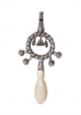 511.  Sonajero - Silbato de plata en su color de decoración grabada y nácar.Inglaterra, S. XVIII - XIX..