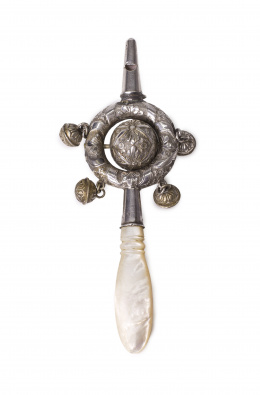 510.  Silbato - sonajero de plata de decoración grabada.Inglaterra, S. XVIII - XIX..
