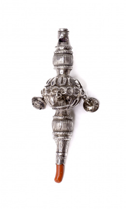 509.  Sonajero-Silbato de plata en su color y coral.Birmingham, 1879..