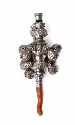 504.  Sonajero-silbato victoriano de plata y coral.Birmingham, Inglaterra,  h. 1887..