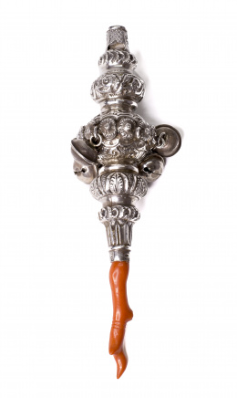 501.  Sonajero - silbato victoriano de plata en su color y coral. Birmingham, Inglaterra, h. 1899.