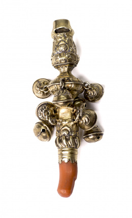 507.  Sonajero-Silbato en plata dorada, con decoración de rocallas y flores.Siglo XVIII. .