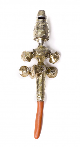 508.  Silbato con cascabeles Guillermo IV de plata sobre dorada de decoración grabada de hojas y coral. Con marcas.Inglaterra, h. 1836. .