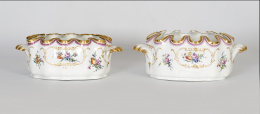 1040.  Enfriador de copas de pasta tierna, con decoración de flores a la manera de Sévres. Marca de flor de lis en la baseBuen Retiro, h. 1784 - 1803.
