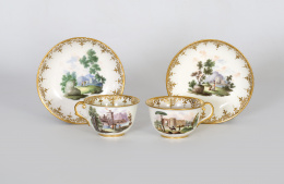 1042.  Taza con plato de porcelana de pasta tierna decoración pintada con paisajes con arquitecturas. Con marcas.Capodimonte o Buen Retiro, 1760 - 1784.