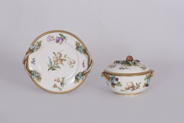 1044.  Sopera con tapa y plato con decoración de frutas pintadas y decoración aplicada de hojas, asas modeladas con forma de troncos.Buen Retiro, 1784 - 1803..