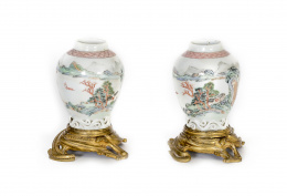 1058.  Pareja de tibores en porcelana “familia verde” con montura en bronce dorado.China, S. XIX