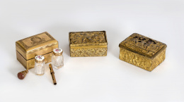 936.  Caja de tocador de bronce de decoración grabada en la tapa.Trabajo francés, ff. del S. XVIII.