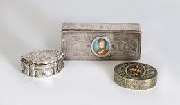 949.  Caja oval de plata de decoración grabada con un ramillete de flores de plata dorada y lacada en la tapa.Trabajo francés, h. 1800 .