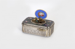 758.  Caja de música autómata con “pajarito cantor”, en plata y esmalte.Trabajo suizo, h. 1800..