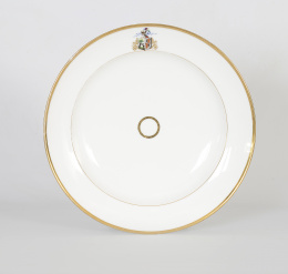 789.  Plato blasonado de porcelana esmaltada y dorada a fuego.París, S. XIX.