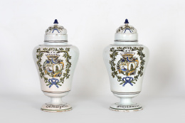 1536.  Dos tarros con tapa de cerámica esmaltada con escudo coronado.Italia, S. XIX .