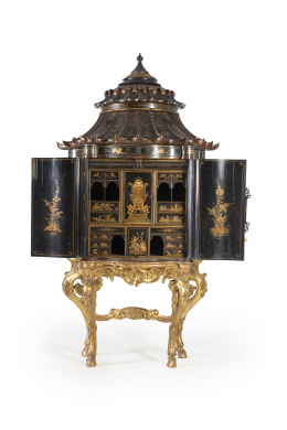 763.  Cabinet en forma de pagoda, en madera lacada en negro con decoración de chinoiseries sobre consola en madera tallada y dorada.Inglaterra ff. S. XIX.